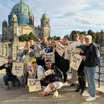 Quelle: Foto: BDKJ-Bundesstelle, BDKJ-Bundesstelle Die Teilnehmer*innen des DACHS-Treffen nach dem Besuch bei der Bundesstiftung Gleichstellung